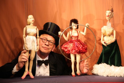 Ralf herzog mit Seitänzerin Nina, Reifenkünstlerin Marika und Sängerin Georgette