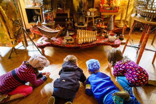 Die kleinen Mülldetektive entdecken das Lügenmuseum. Vorstellung der kleinen Sonderschau „Der Wegwerfgesellschaft auf der Spur“ mit Kunstobjekten aus Recyclingmaterialien am 03. Juni 2016 im Lügenmuseum Radebeul. Die Kinder der städtischen Kindertagesstätte „Buddelflink“ in Dresden-Pieschen beteiligen sich an der deutschlandweiten Aktion zur Müllvermeidung und zeigen vom 3. bis 12. Juni 2016 ihre Kunstobjekte im Lügenmuseum Radebeul. Foto: André Wirsig